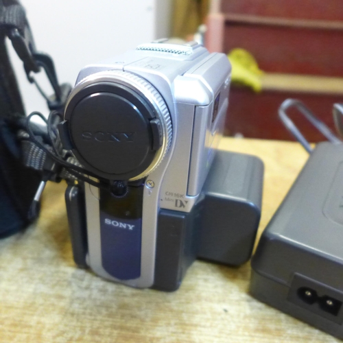 2098 - A Sony Super Steady Shot 9DCR-PC6E PAI) mini cassette video recorder