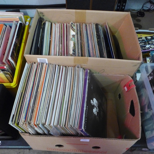 2141 - 200 LPs including Stan Keeton, Elvis Presley, Johnny Cash, Julian Lennon, Andy Williams, Sam Cooke, ... 