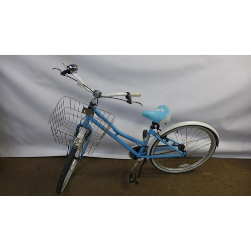 2176 - A women's Pendleton Littleton traditional style frame bike with basket - Police repossession