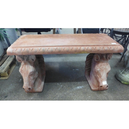 2181 - A 98cm concrete horse's head garden bench