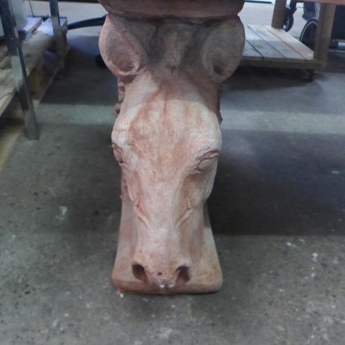 2181 - A 98cm concrete horse's head garden bench