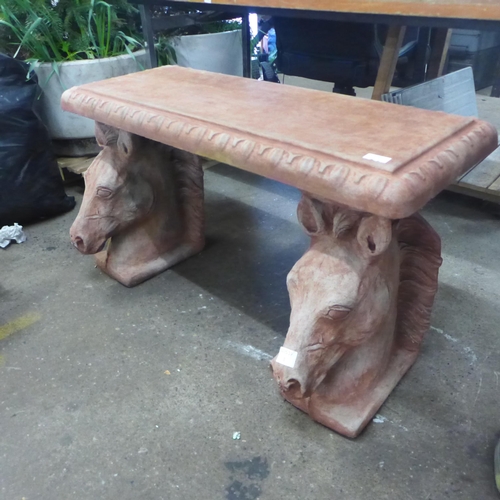 2181 - A 98cm concrete horse's head garden bench