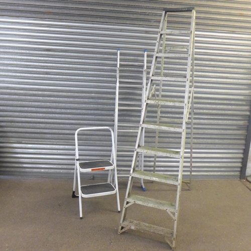 2186 - A 6-rung aluminium stepladder, a 10-rung aluminium stepladder and a set of 2-rung metal safety steps