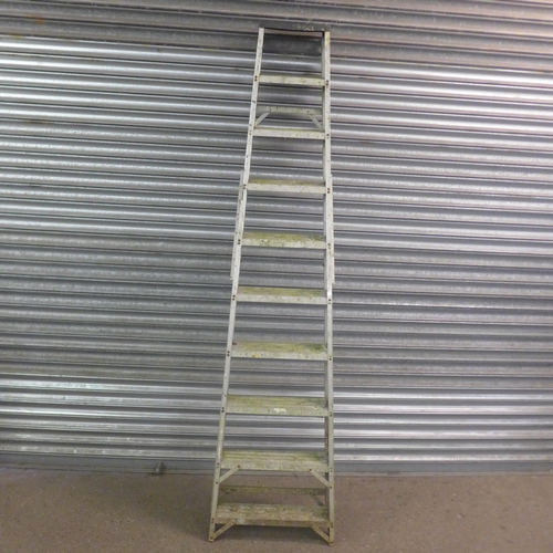 2186 - A 6-rung aluminium stepladder, a 10-rung aluminium stepladder and a set of 2-rung metal safety steps