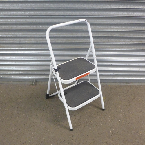 2186 - A 6-rung aluminium stepladder, a 10-rung aluminium stepladder and a set of 2-rung metal safety steps