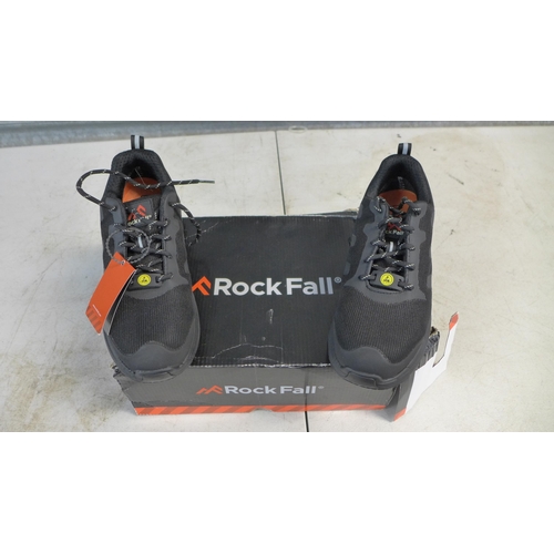 2267 - A Suunto Equilite 1000 diver's jacket, a pair of Rockfall size 6 safety shoes and a Portapuzzle jigs... 