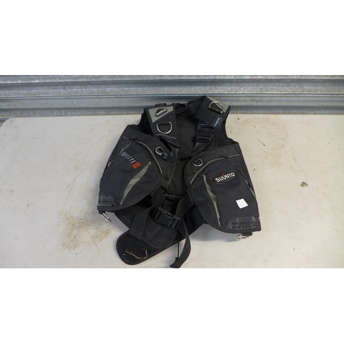 2267 - A Suunto Equilite 1000 diver's jacket, a pair of Rockfall size 6 safety shoes and a Portapuzzle jigs... 