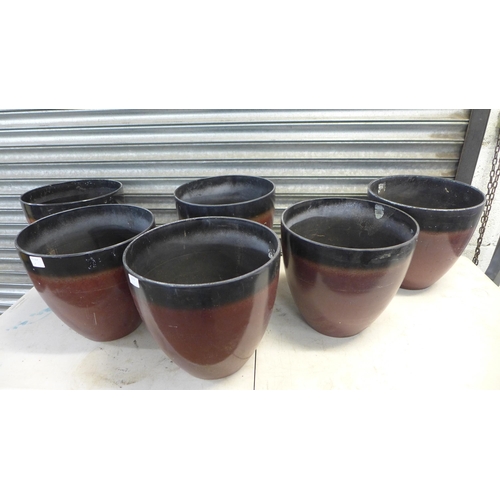 2276 - 6 Red and black large plastic plant pots