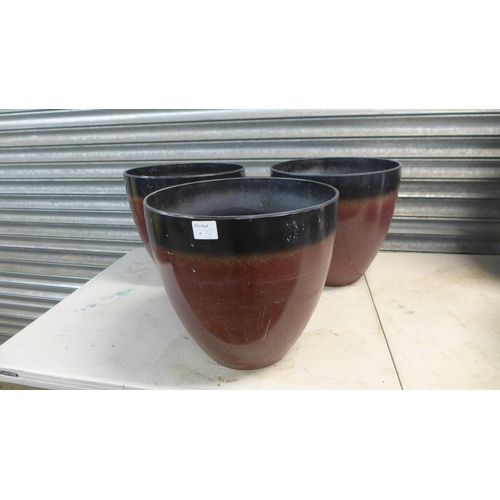 2276 - 6 Red and black large plastic plant pots