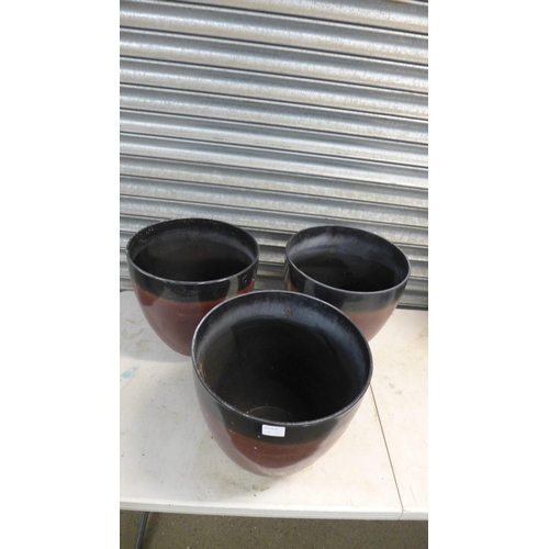 2276 - 6 Red and black large plastic plant pots