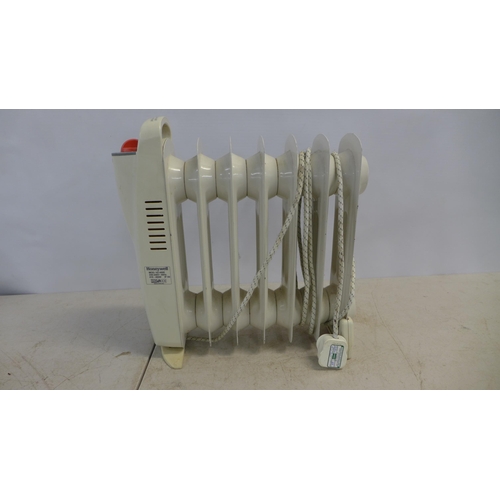 2284 - A Honeywell Mini 7 fin oil filled electric radiator, a Delonghi 2000w fan heater and a Glen 2000w fa... 