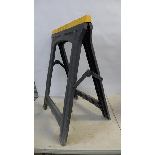 2299 - A pair of plastic Zag folding sawhorses