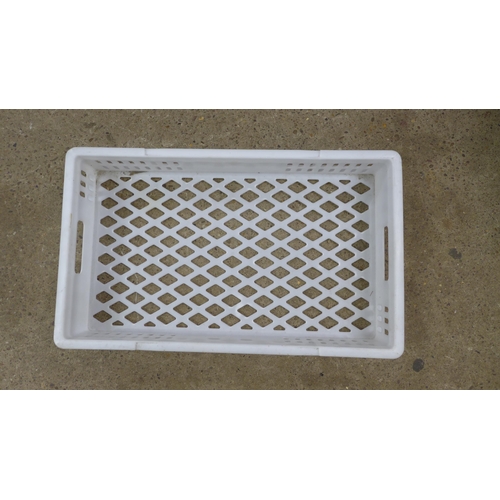 2340 - 5 White plastic stackable bakery trays