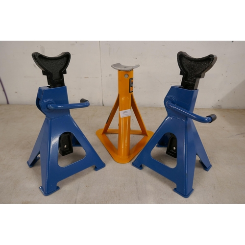 2333 - A pair of 3-ton capacity jack stands and a Halfords 2-ton capacity axle stand