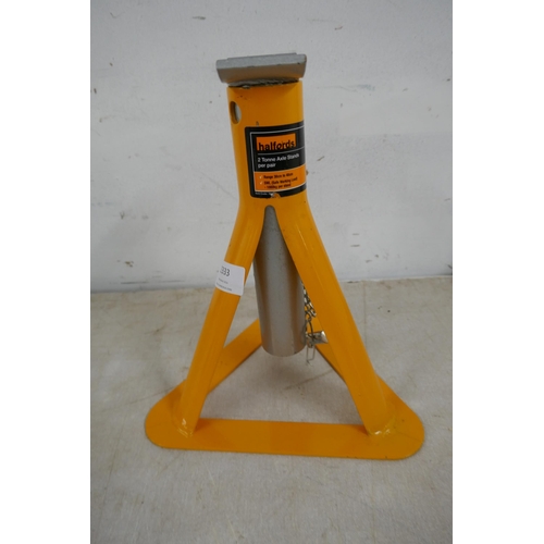 2333 - A pair of 3-ton capacity jack stands and a Halfords 2-ton capacity axle stand