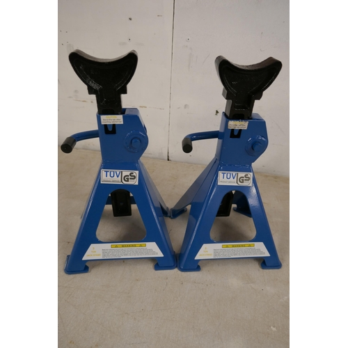 2333 - A pair of 3-ton capacity jack stands and a Halfords 2-ton capacity axle stand