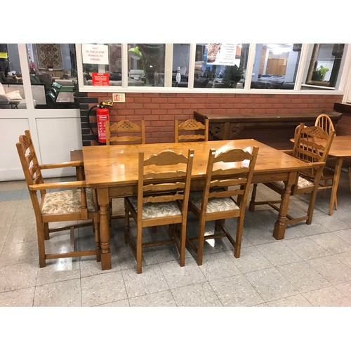 1540 - An oak dining table and six chairs