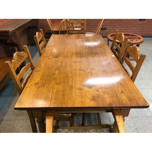 1540 - An oak dining table and six chairs