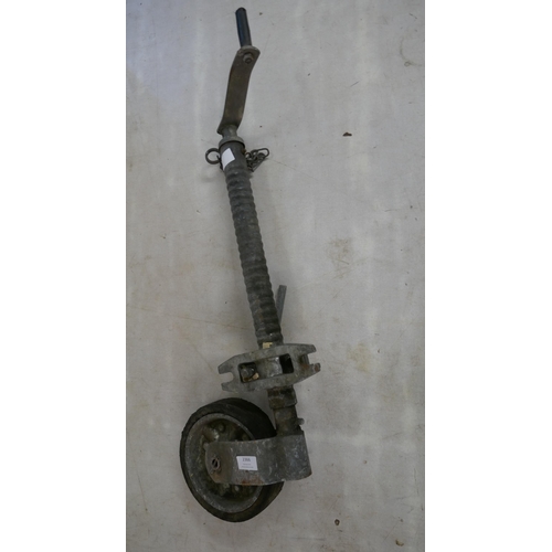 2366 - A heavy duty ribbed jockey wheel