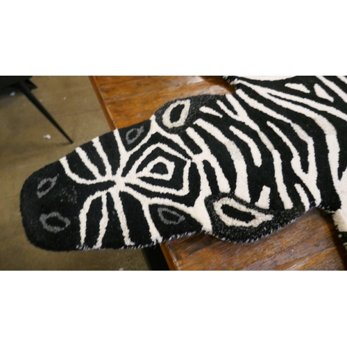 1466 - A 6ft x 4ft rug in the form of a zebra