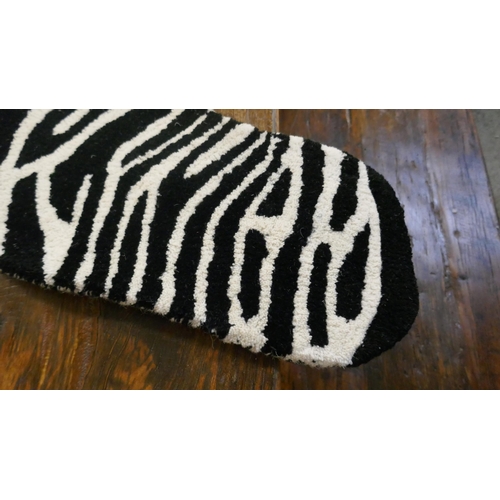 1466 - A 6ft x 4ft rug in the form of a zebra