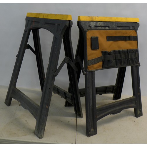 2299 - A pair of plastic Zag folding sawhorses