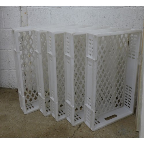 2340 - 5 White plastic stackable bakery trays