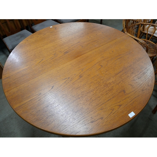 39 - A Jentique 513 model circular extending dining table