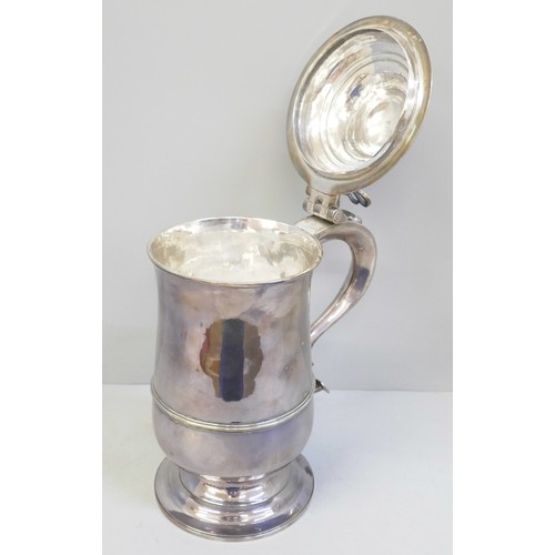 747 - A large George III silver tankard with lid, London 1790, Thomas Graham & Jacob Willis, 826g, 22cm