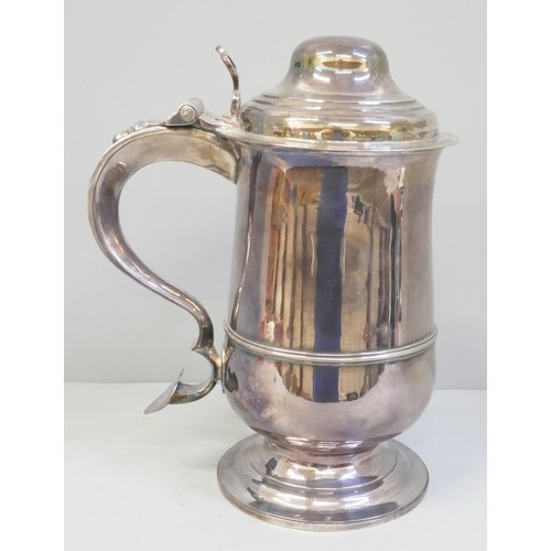 747 - A large George III silver tankard with lid, London 1790, Thomas Graham & Jacob Willis, 826g, 22cm