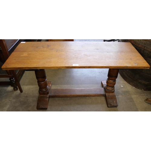 199 - An oak rectangular coffee table