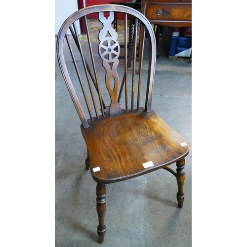 160 - An Ipswich oak wheelback Windsor chair