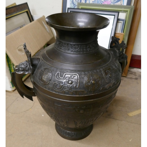 377D - A large Chinese bronze vase