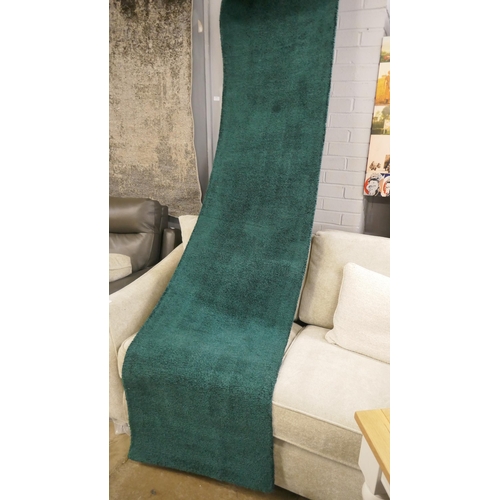 1358 - A Luna emerald green hand made Indian runner with a Berber finish, 300 x 68