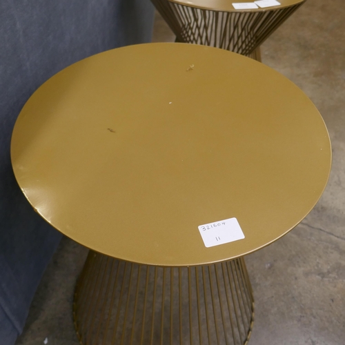 1502 - A gold metal wire occasional table