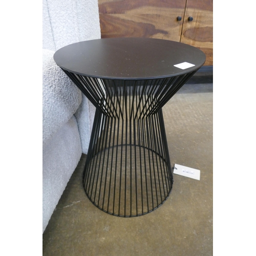 1507 - A black metal wire occasional table