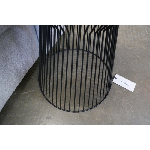 1507 - A black metal wire occasional table