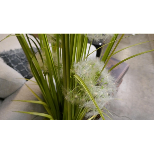 1518 - A faux tall grass plant