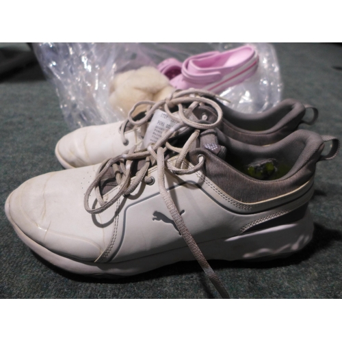 3123 - Small quantity of odd/used shoes (including a pair of men's Puma golf trainers (UK 11) * this lot is... 