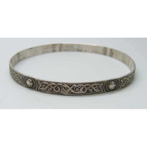 1008 - A 925 silver Celtic design bangle, stamped 'T'