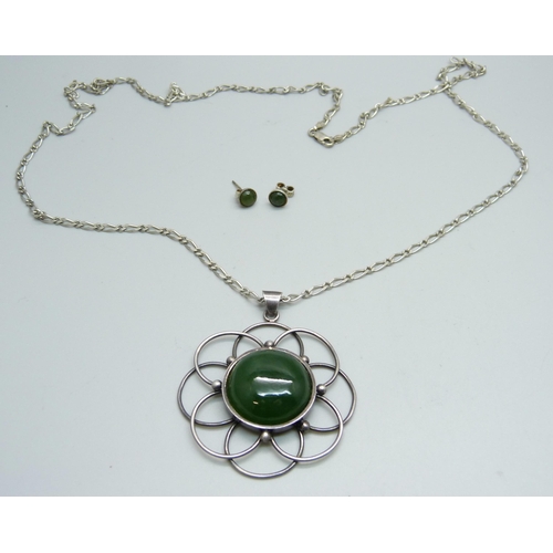 1016 - A silver and chalcedony set pendant, siver chain and a pair of earrings, chain 75cm