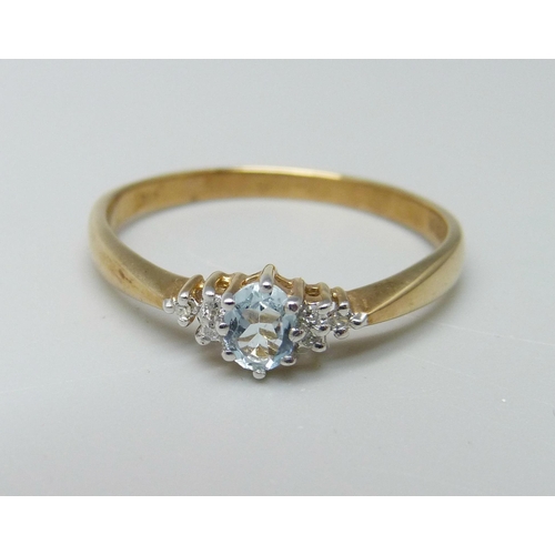 1023 - A 9ct gold, aquamarine and diamond ring, 2.5g, Z