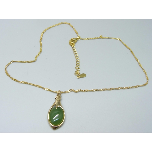 1033 - A silver gilt chalcedony set Art Nouveau style pendant on a chain