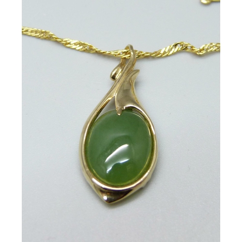 1033 - A silver gilt chalcedony set Art Nouveau style pendant on a chain