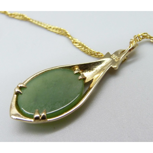 1033 - A silver gilt chalcedony set Art Nouveau style pendant on a chain