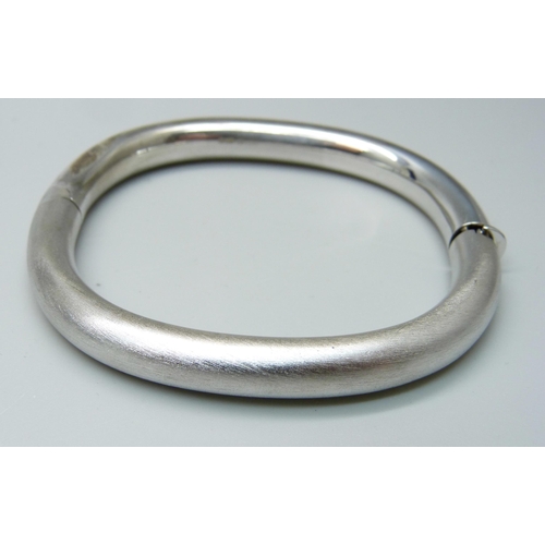 1035 - A modernist silver bangle, 25g, in original box