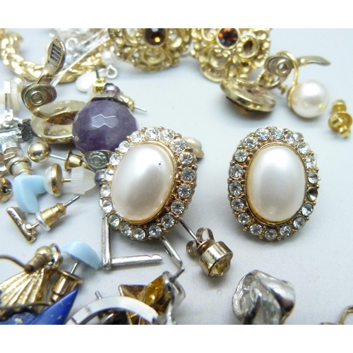 1057 - Fifty pairs of costume earrings