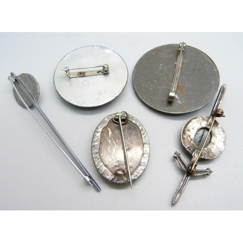 1059 - Two brooches set with Ruskin style plaques and three other brooches