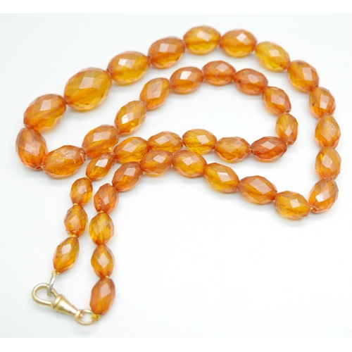 1093 - A string of amber beads, 41g