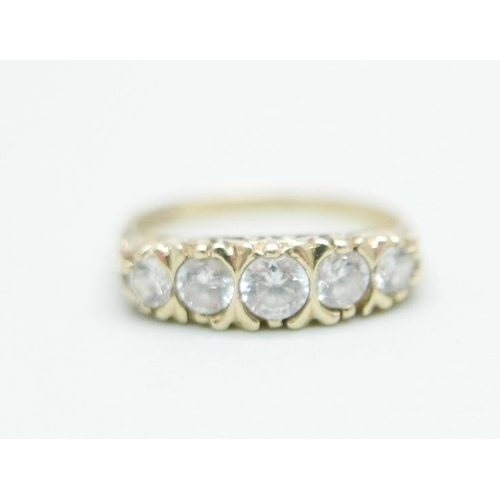 1096 - A 9ct gold ring set with white stones, 2.6g, P